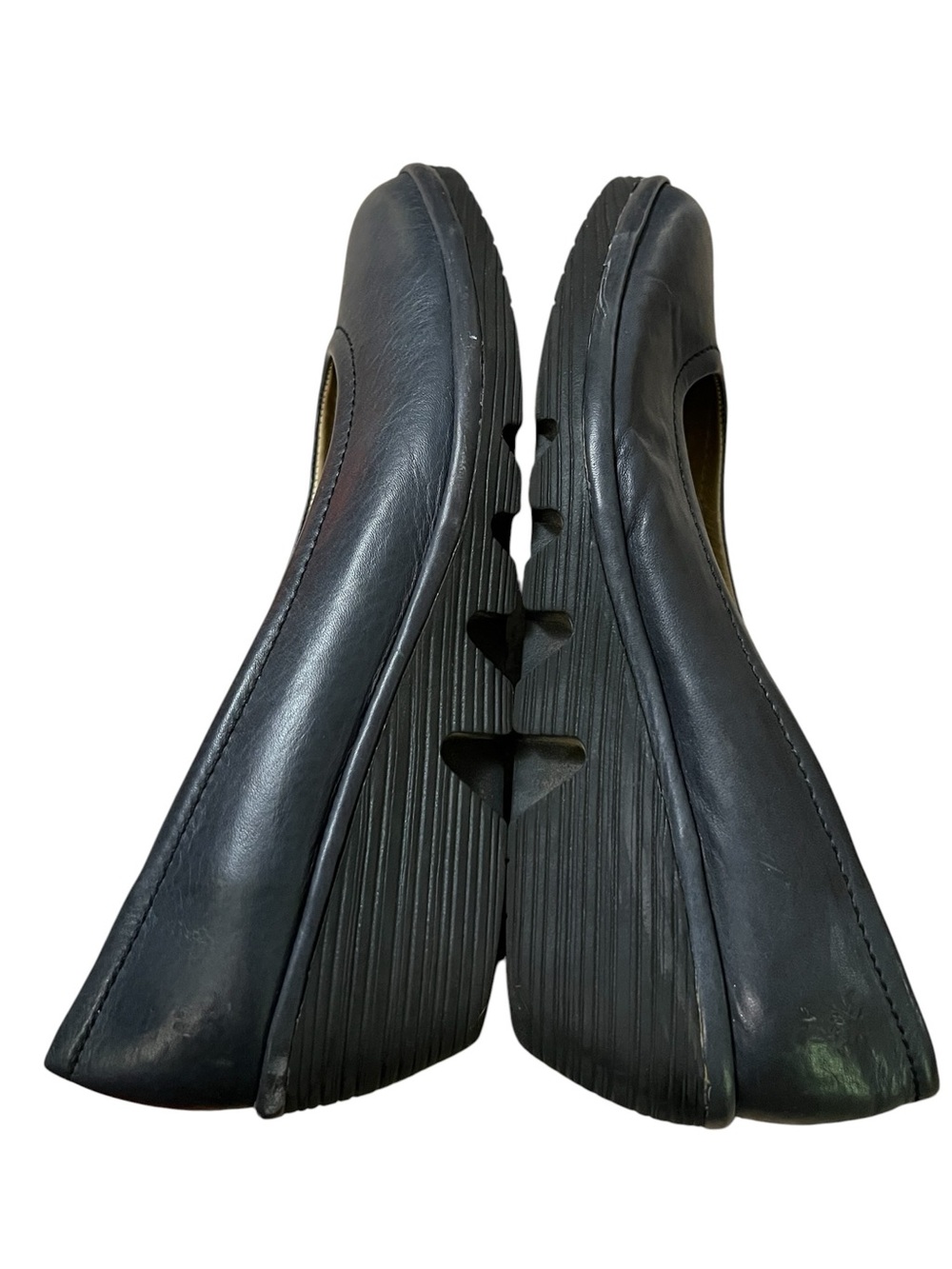 Fly London navy blue leather closed toe wedge pumps - Picture 7 of 9